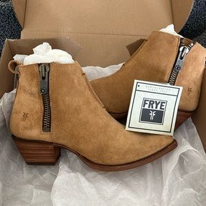 Frye Sacha Moto shortie in sand NWT